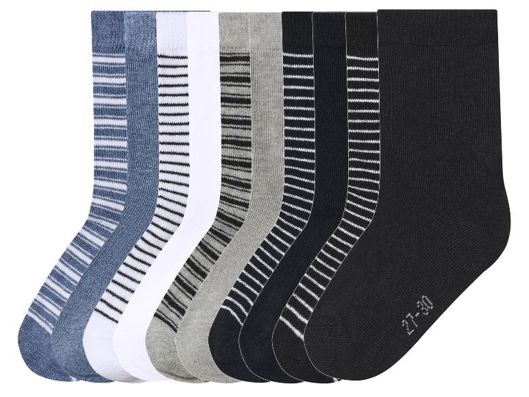 Huit paires de chaussettes en coton pour hommes, rayées et unies, dans des tons de bleu, gris et noir.