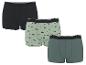 Trois paires de boxers pour hommes : un noir, un vert avec imprimé voiture et planche de surf, un vert foncé.