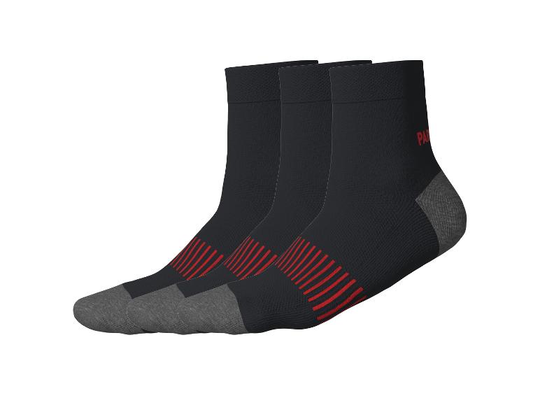 Trois paires de chaussettes noires à rayures rouges et bouts et talons gris.