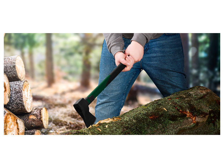 Un homme coupe un tronc d'arbre avec une hache.