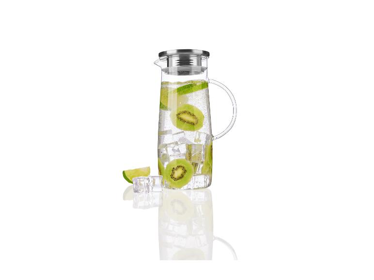 Carafe en verre avec kiwi, citron vert et glaçons.