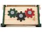 Une voiture en bois jouet avec des engrenages verts, rouges et noirs.
