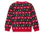 Un pull de Noël rouge avec un motif de rennes, de bonhommes en pain d'épices et de sapins de Noël.