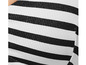 Gros plan d'un maillot de bain rayé blanc et noir.