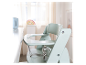 Chaise haute Stokke Tripp Trapp vert menthe dans une chambre d'enfant.