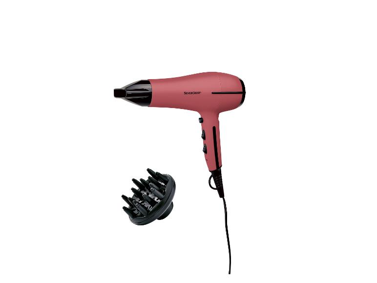 Un sèche-cheveux Silvercrest rose avec diffuseur.
