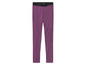 Leggings violettes avec une ceinture noire.