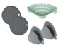 Accessoires de cuisine avec deux dessous de plat en silicone, une passoire en silicone et deux maniques.