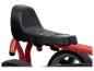 Gros plan sur la selle noire et le cadre rouge d'un vélo pour enfants.