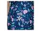 Une veste bleue à imprimé floral.