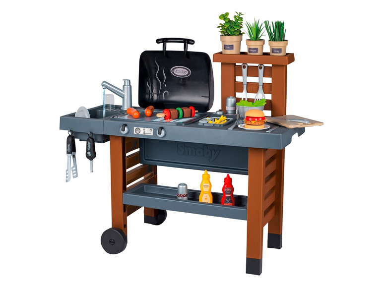 Un barbecue jouet Smoby avec un évier, des accessoires et un hamburger.