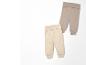 Deux pantalons bébé, beige et taupe, style décontracté.