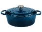 Cocotte en fonte émaillée bleu foncé avec un bouton argenté sur le couvercle.