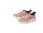 Une paire de chaussures de course On Cloud X roses sur fond blanc.