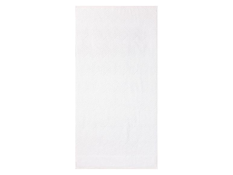 Une serviette blanche avec un motif géométrique.