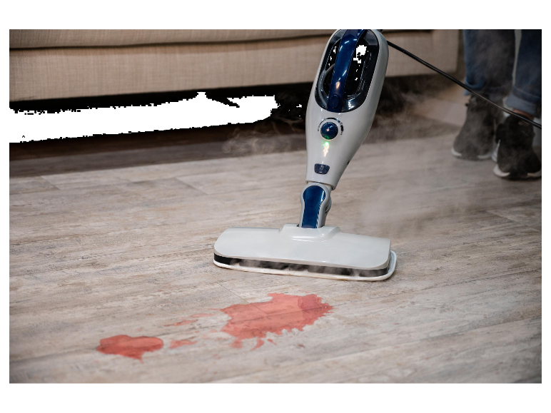 Un nettoyeur vapeur nettoie un sol en bois avec une tache rouge.