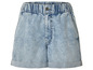 Un short en jean bleu clair avec une taille élastique.