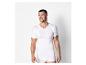 Un homme portant un t-shirt blanc à col en V et des sous-vêtements.