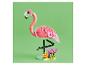 Modèle de flamant rose Lego rose et blanc sur fond vert.