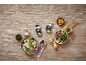Sauce pour pâtes ITALIAMO servie avec des pâtes, de la salade et du fromage sur une table en bois.