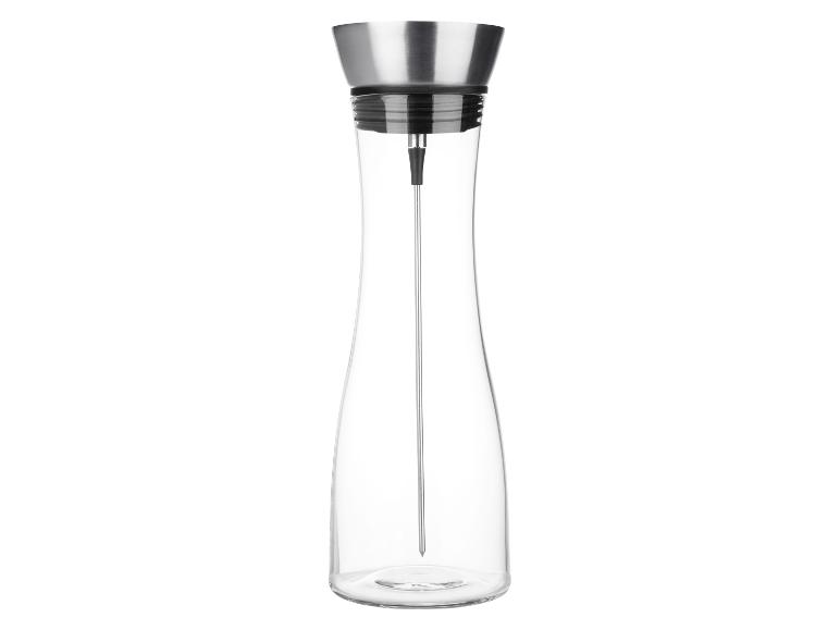 Carafe en verre avec verseur en acier inoxydable.