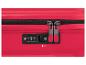 Une valise rouge avec une fermeture TSA et une fermeture éclair