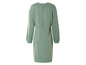 Une robe verte à manches longues et dos nu.