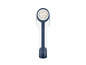 Une brosse à dents électrique avec une poignée blanche et des accents bleus.