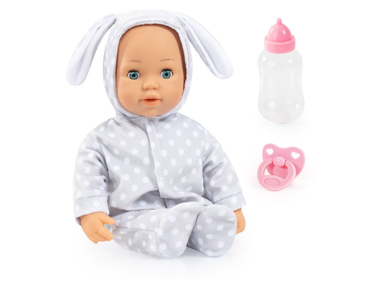 Poupée avec des oreilles de lapin, un biberon et une sucette.