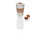 Un verre de latte avec deux macarons
