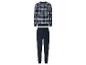 Un pyjama avec un haut à carreaux et un pantalon bleu foncé.