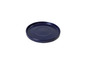 Une assiette ronde de couleur bleu foncé.