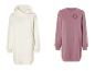 Deux pulls longs : un blanc à capuche et un rose avec l'inscription 'Positive Vibes'.