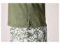 T-shirt kaki pour homme avec fentes latérales et short à motif floral vert.