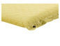 Un matelas pneumatique jaune clair avec un bouton de valve noir.