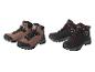 Deux paires de chaussures de randonnée, une paire marron et une paire noire.