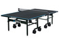 Une table de ping-pong Joola noire pour l'extérieur avec des roulettes.