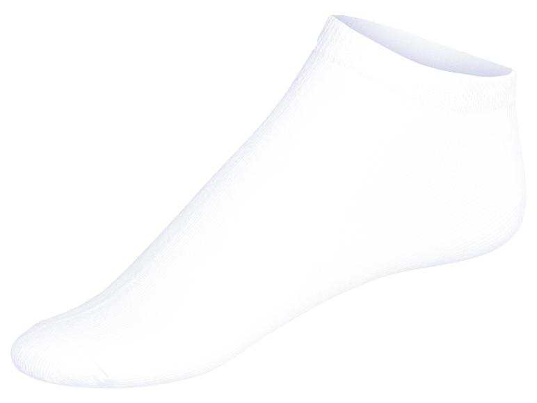 Chaussettes blanches basses.