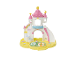 Château de jouet rose et blanc avec toboggan, piscine et accessoires, sur base jaune.