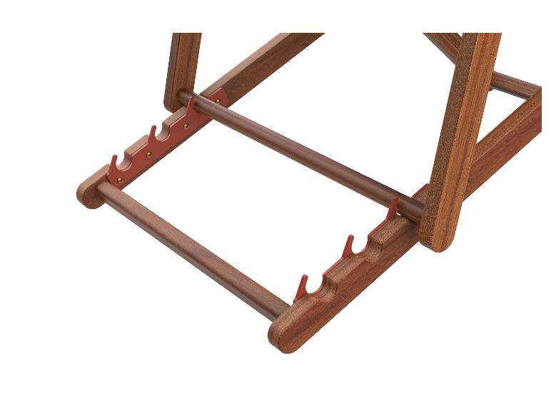 Gros plan du cadre réglable d'une chaise longue en bois avec des ferrures métalliques rouges.