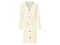 Un cardigan blanc en tricot avec des boutons et une ceinture.
