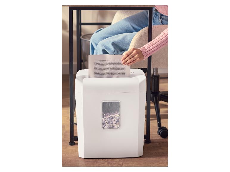 Destructeur de documents TRONIC® utilisé sous un bureau.