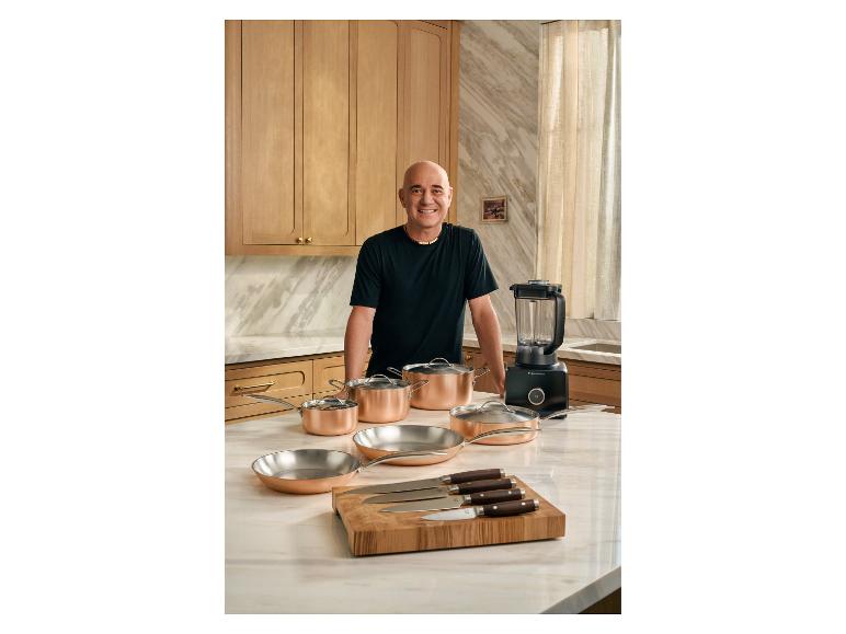 Andre Agassi en cuisine avec les couteaux premium SILVERCREST® à manche en noyer.