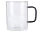 Une tasse en verre transparent avec une poignée noire.