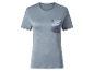 Un t-shirt bleu clair avec une poche en satin.