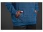 Un homme portant un sweat-shirt à capuche bleu et un pantalon noir.