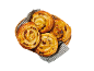 Panier avec quatre escargots de pâte feuilletée aux raisins secs et à la crème, sur un tissu rayé.