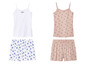 Deux ensembles de pyjama avec un haut blanc et rose et un short assorti à imprimé floral.