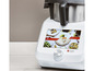Un robot cuiseur multifonction Monsieur Cuisine Smart avec un écran tactile et une recette à l'écran.