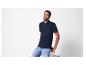Polo noir et jeans : vêtements pour homme.